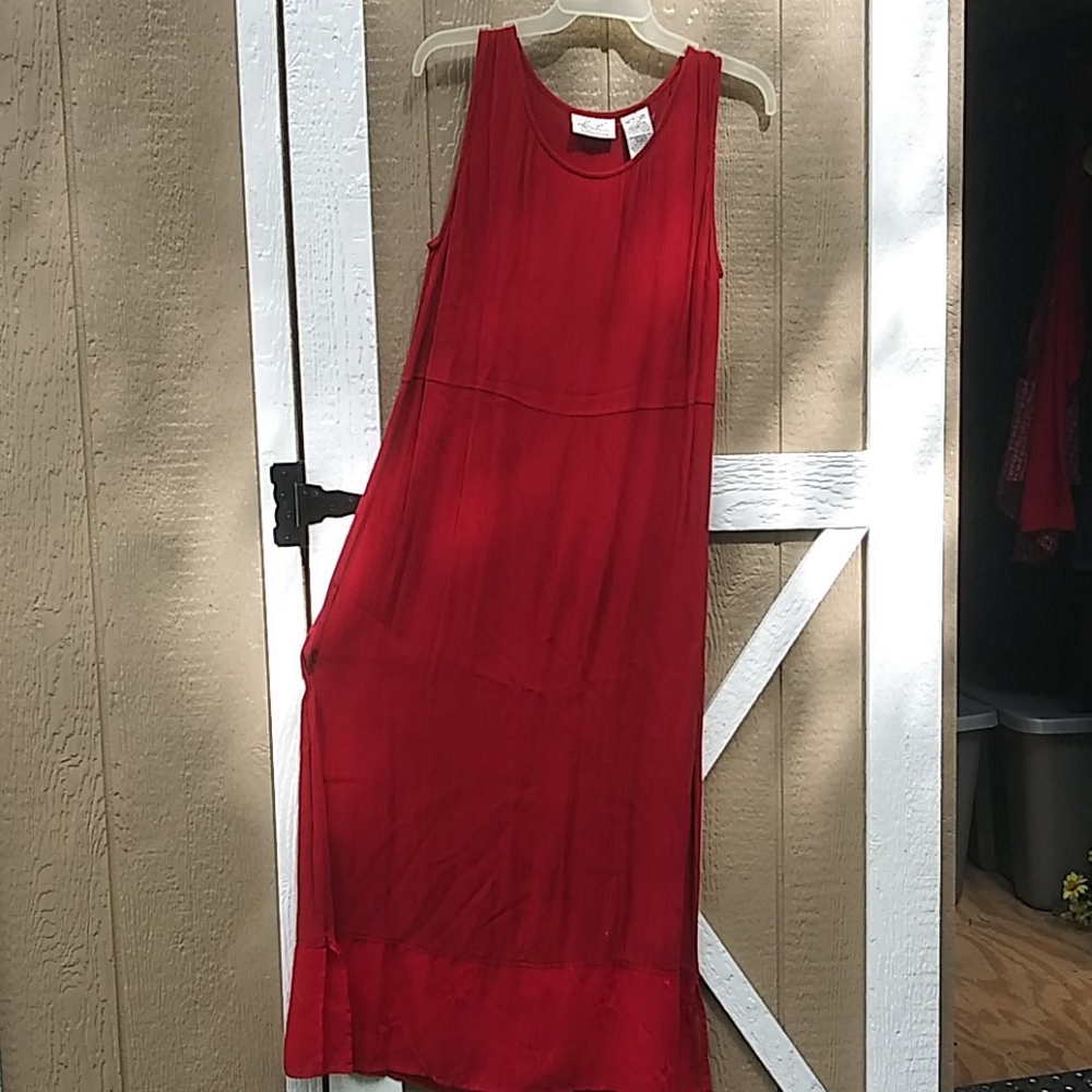 L. Kathie Lee gorgeous red sleeveless Dress